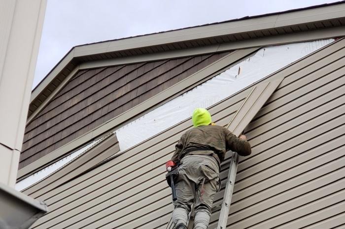Siding repair contractors in [city]